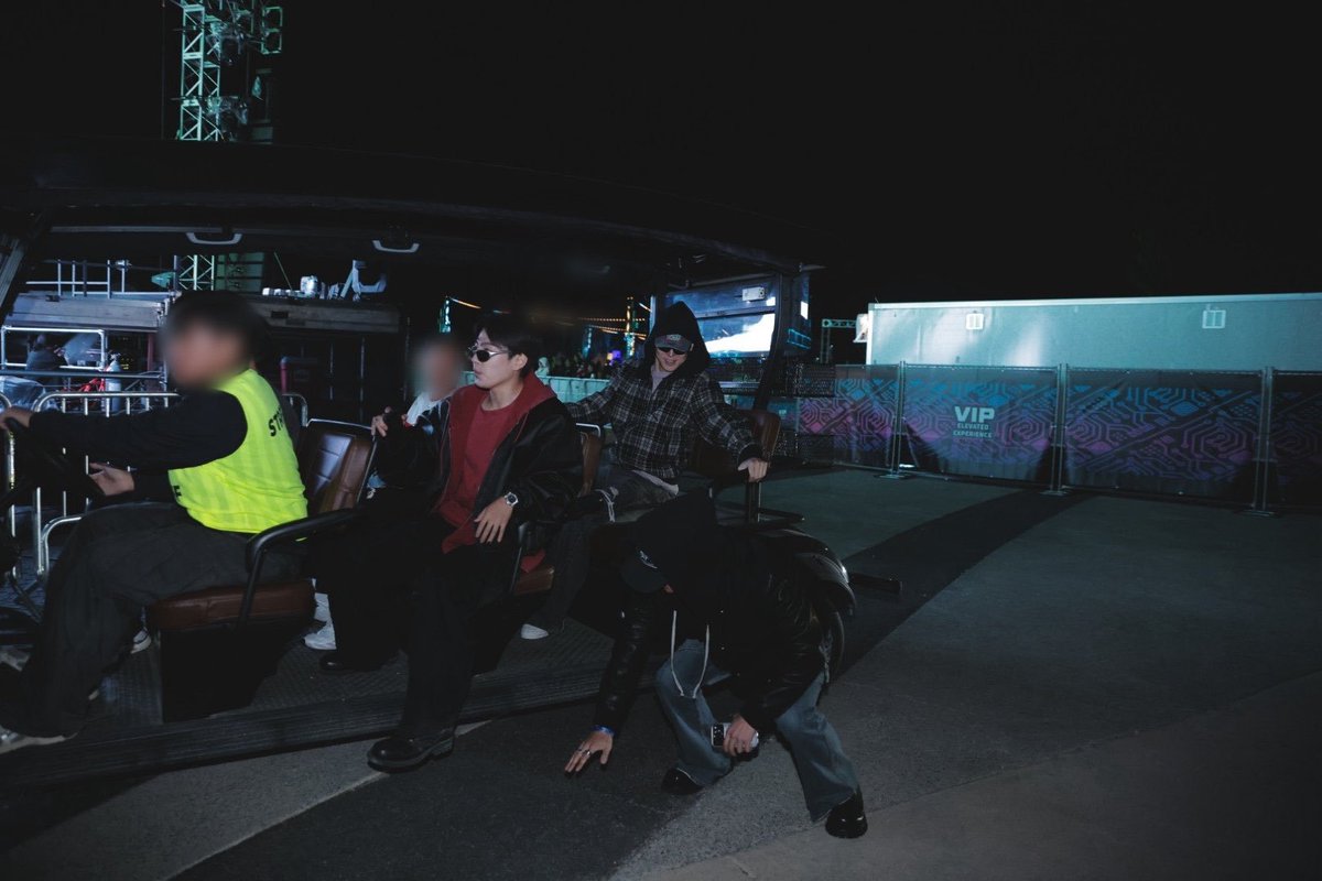 joongtism's tweet photo. seonghwa being hongjoong's personal bodyguard THEY'RE SO SILLY 😭😭😭😭 https://t.co/ThBl6Ktiyp