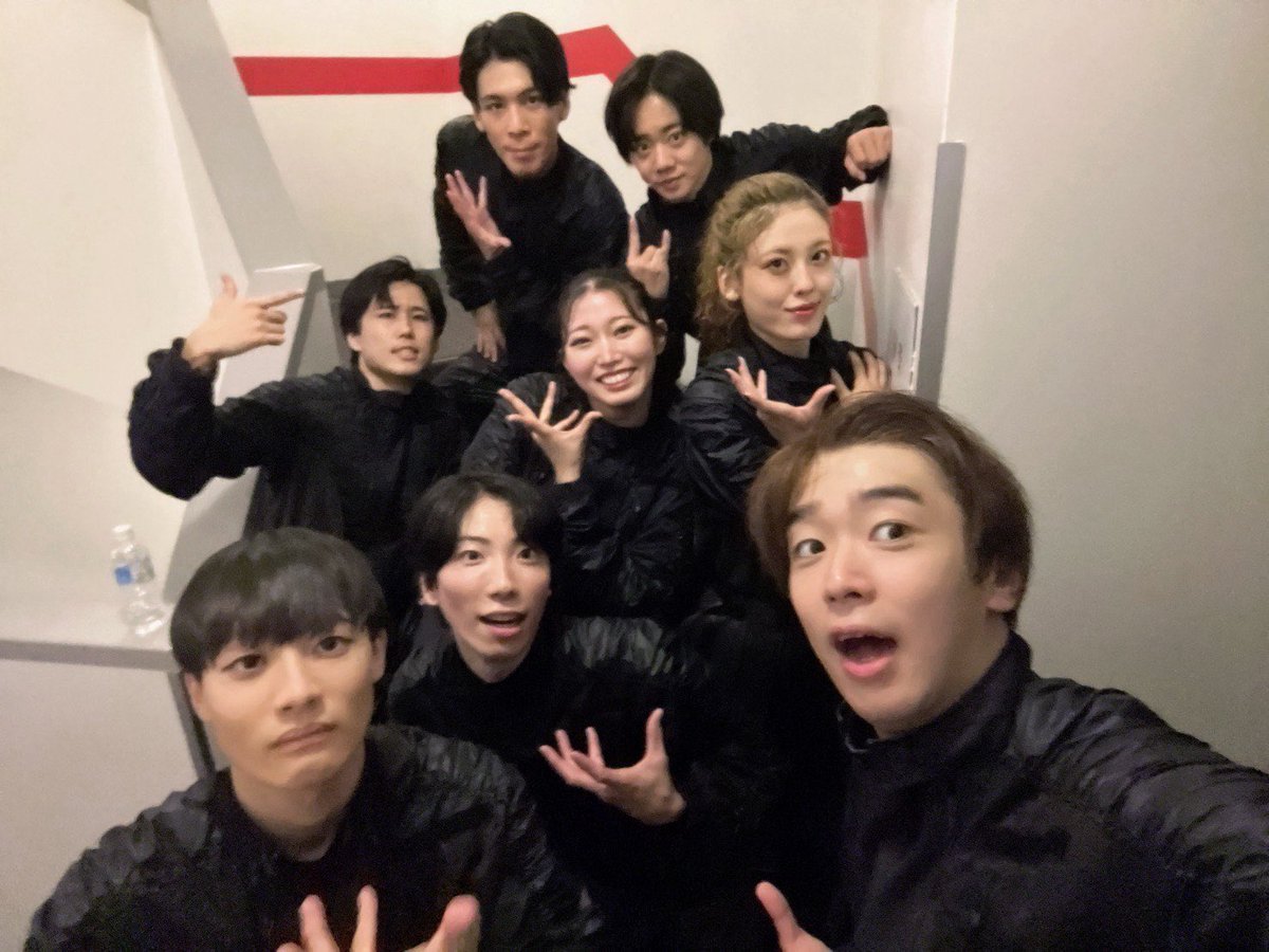 itoShuma1005's tweet photo. 「TIGER &amp; BUNNY」THE STAGE
大千秋楽を迎えました。
東京と神戸、全17公演
ご来場くださった皆様、配信をご覧の皆様、そしてこの舞台に関わる全ての方、本当にありがとうございました！

最後はアンサンブルの頼れる皆と！📸
We are HELO！！🤘✨
#舞台タイバニ　#タイバニ https://t.co/XEQ1tLVQuH