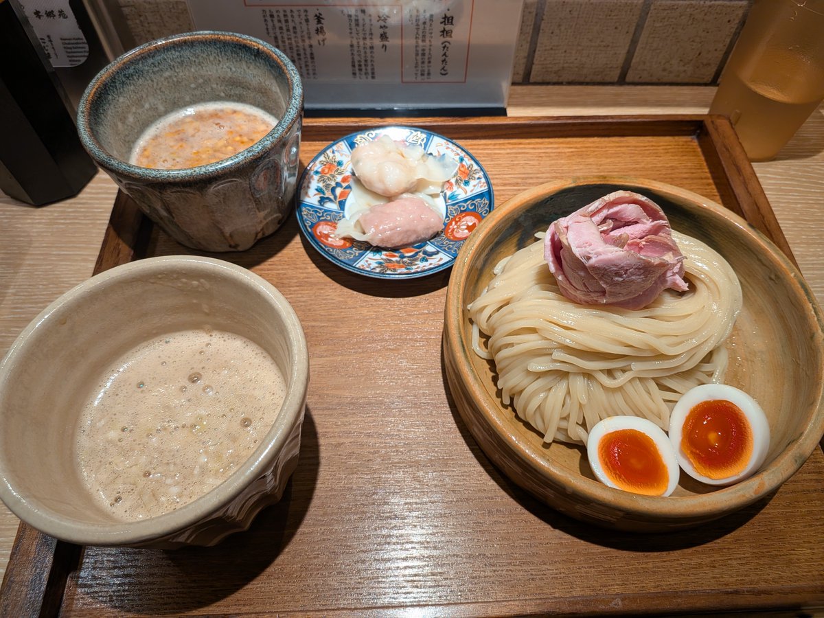 UNAGI_g's tweet photo. もちだや
つけ汁2種ちょっとずつつけ麺
（ニンニク醤油、担担）

久々に〜匂い的に食べてなかったニンニク醤油と安定の担々をチョイス。
ニンニク醤油少し甘いような感じからのニンニクが来て好み。複数つけ汁選べるのは飽きなくていい🙆

#つけ麺
#宮城ラーメン
#もちだや https://t.co/n5oSmBDl8W