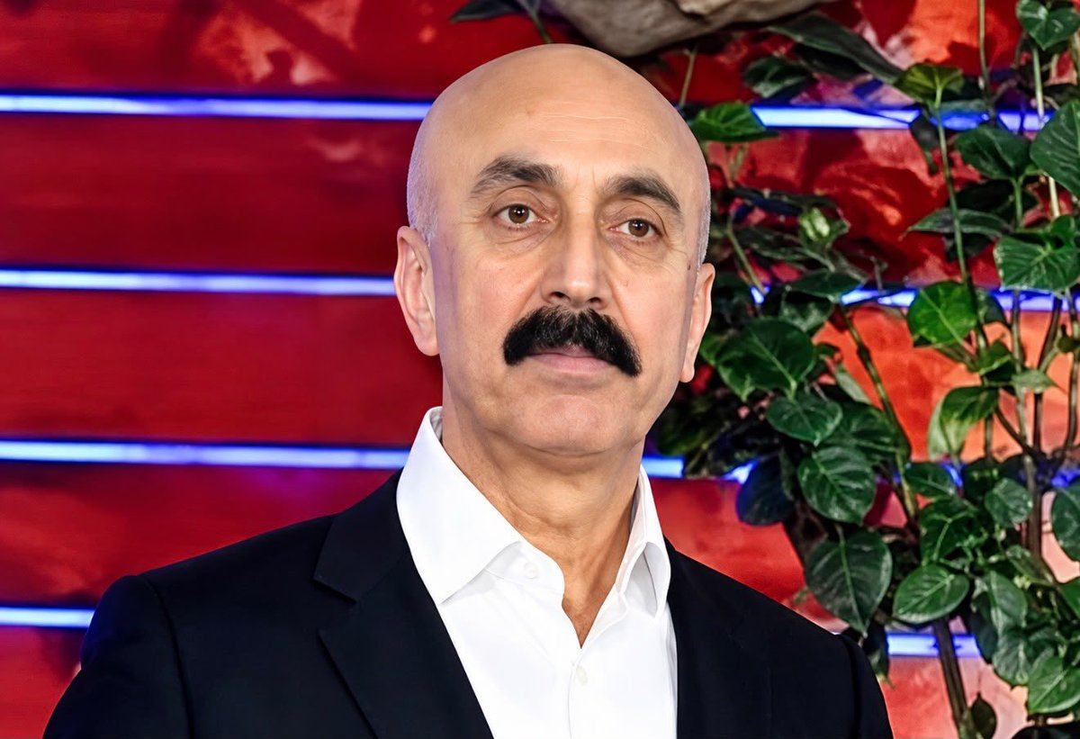 halkicinhaber's tweet photo. Adana'nın ünlü kuyumcularından Zahir Cız, dükkanının önünde uğradığı silahlı saldırı sonucunda öldürüldü.

Zahir Cız, Adanalı mafya Mehmet Şirin Aksoy ile olan 45 yıllık yakın dostluğu ve "ahiretliği" olarak bilinmektedir.

Aksoy ile Baygara ise hasımlığıyla gündeme gelmişti. 

Zahir Cız ise kamuoyunda Ramazan Baygara'ya yakınlığıyla bilinen Fırat Çelik'le olan FaceTime görüşmesiyle tanınmıştı.

İşte o konuşmayı da paylaşıyoruz...