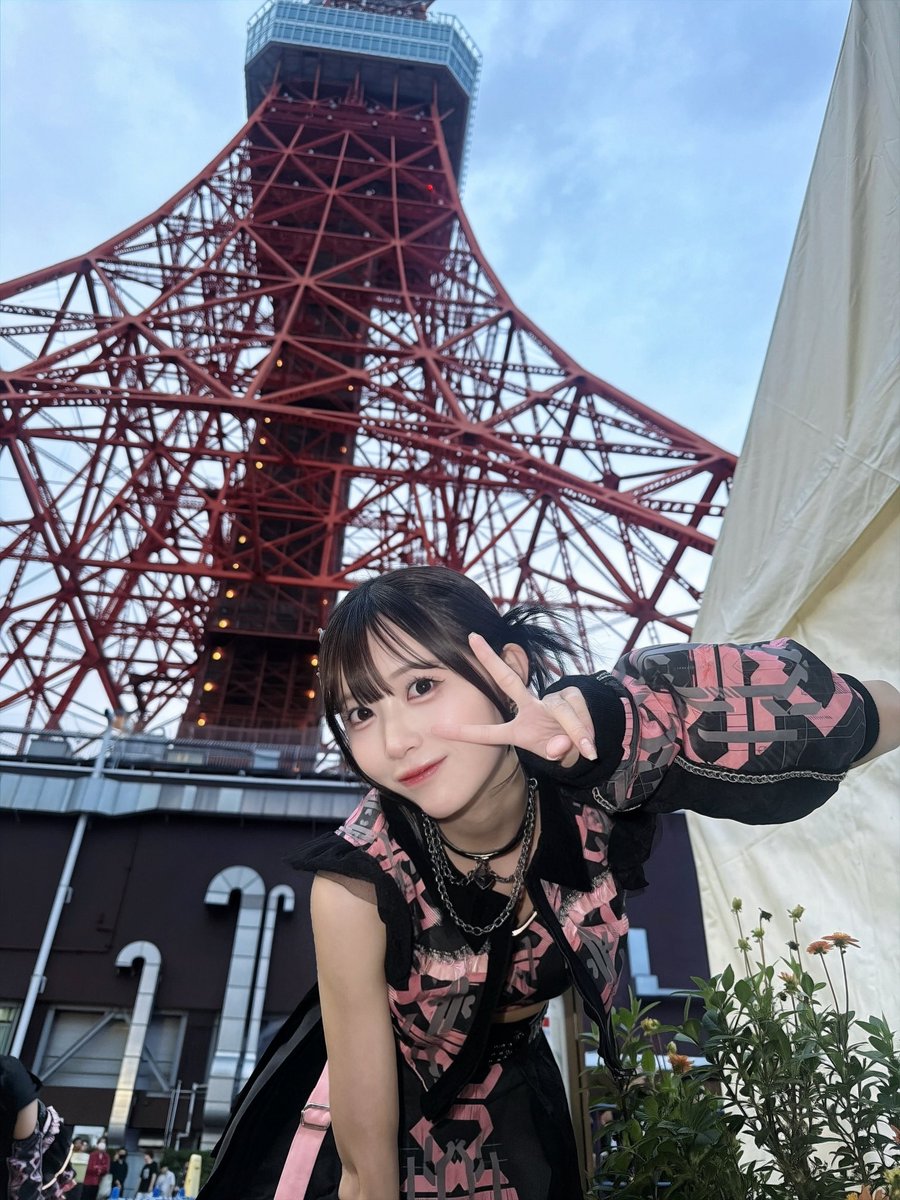TOT_roa's tweet photo. ワンマンアフター特典会と
東京タワーLIVEでした🗼🖤ིྀ

丸一日みんなと過ごせて幸せだ~！！
ワンマンの感想とかも改めて聞けて、
東京タワーも点灯したタイミングで
ライブができて綺麗だったね😽💫

楽しい一日でした🎶
会いに来てくれて本当にありがとう⟡.·

#オケトー https://t.co/bfd04qikjU