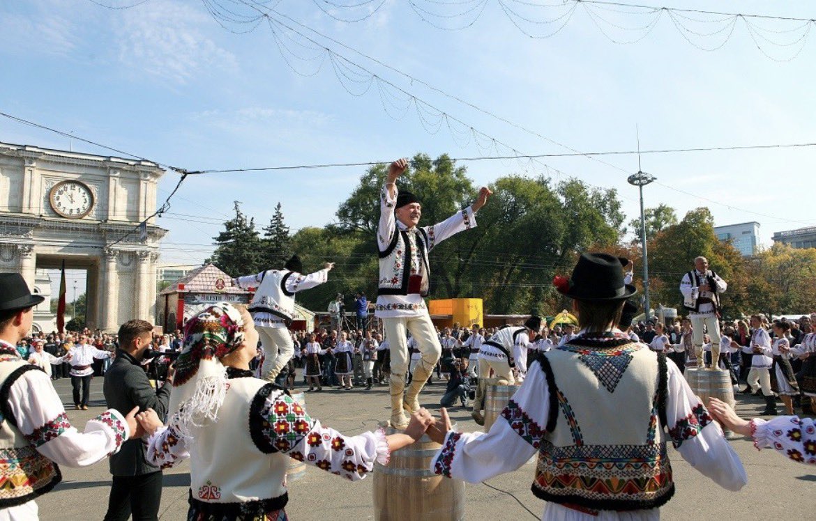 IonCeban2u's tweet photo. 🇲🇩🎶 Astăzi Chișinăul este plin de atmosferă de sărbătoare, iar cultura vinului continuă să aducă oameni împreună.
#Moldova #Chișinău #Culture https://t.co/YBdTlQCQK6
