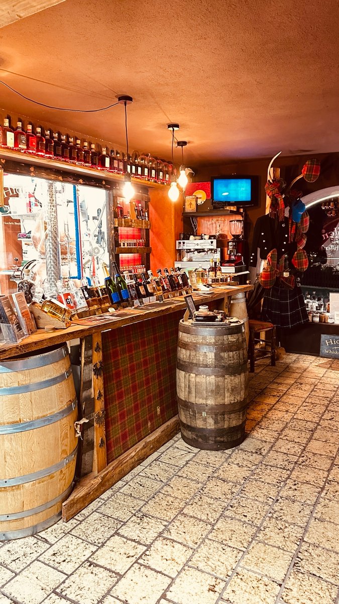 lord_somme37664's tweet photo. Der HighGlen Shop in Sta. Maria. ist täglich geöffnet und lädt zum Entdecken ein: feiner Single Malt Whisky, London Dry Gin, Champagne und Rum warten auf euch. Jetzt vorbeischauen oder online stöbern auf https://t.co/e9wzVmUCGu. 🥃✨ #highglen #whisky #gin #rum https://t.co/tA1f7dEfnf