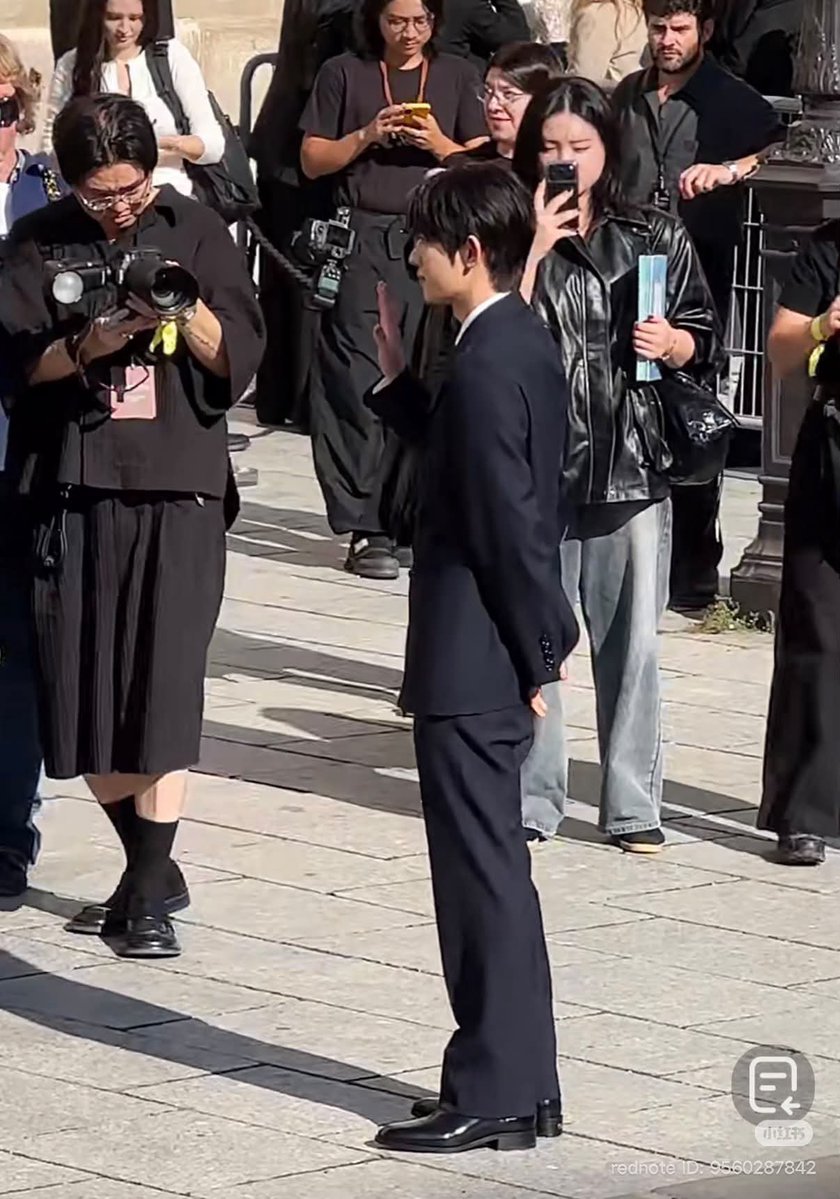 Paskiqew's tweet photo. 华伦天奴遇上朴时宇，是品牌与缪斯的完美融合

PARK SIWOO AT VALENTINO PFWSS27

#PARKSIWOOxVALENTINO
#VALENTINOPFWSS27
#PARKSIWOO https://t.co/m0REetg12A