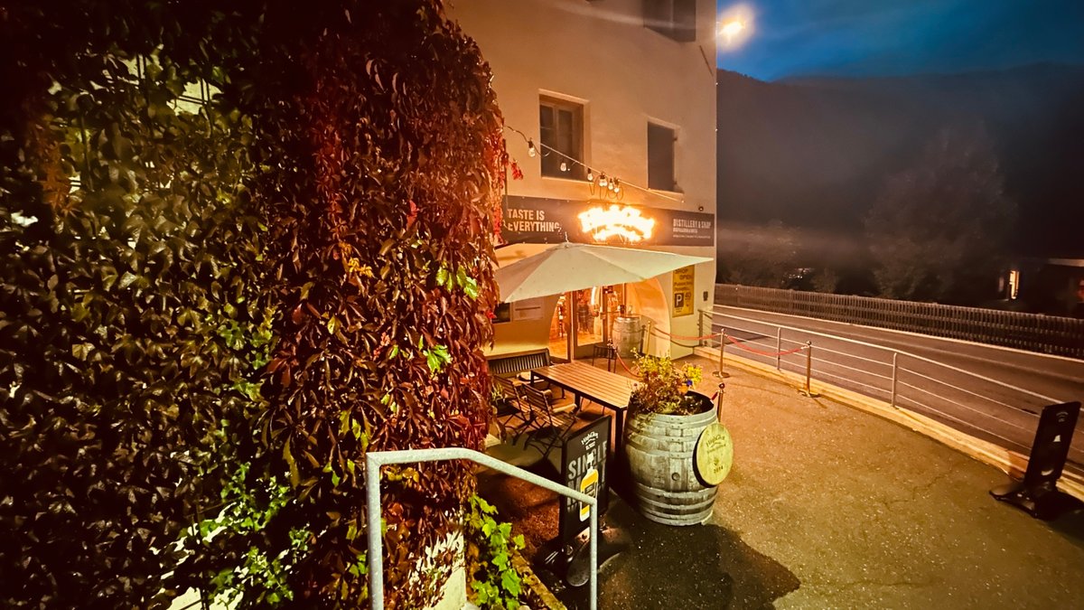lord_somme37664's tweet photo. Der HighGlen Shop in Sta. Maria. ist täglich geöffnet und lädt zum Entdecken ein: feiner Single Malt Whisky, London Dry Gin, Champagne und Rum warten auf euch. Jetzt vorbeischauen oder online stöbern auf https://t.co/e9wzVmUCGu. 🥃✨ #highglen #whisky #gin #rum https://t.co/tA1f7dEfnf
