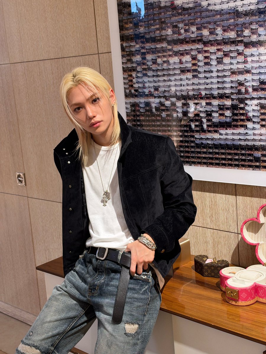 spearhyunnie2's tweet photo. felix instagram update: 🖤🖤🖤

#FELIXxLVSS27 https://t.co/Ut4FOpD5dA