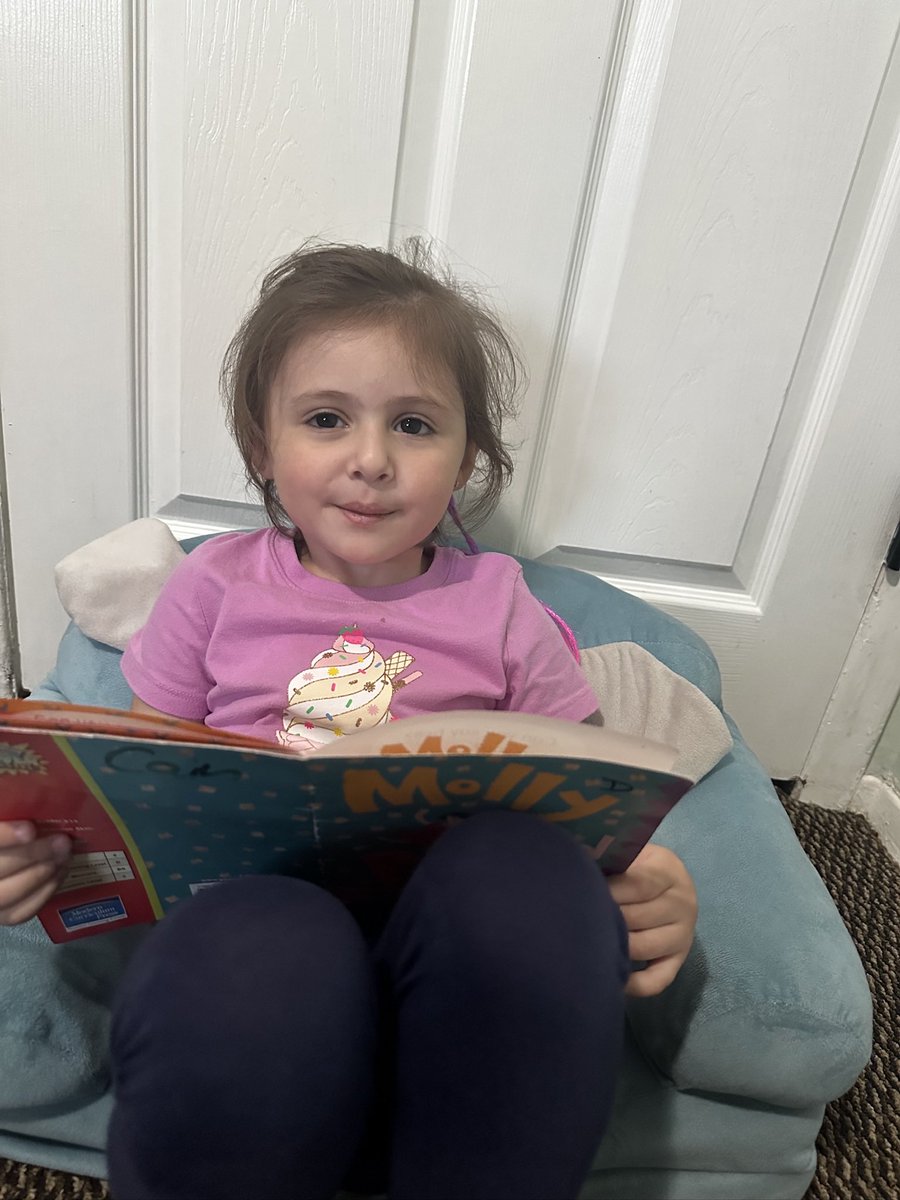 D31BeeHiveSI's tweet photo. Books Build A Stairway To Your Imagination! 💭📚📖🌟 #neverstopreadingchallenge⭐️ #readingbuildsimagination💭🪄🦄 #d31isthebest💛🌻 @djacobsen920 @AP_JelaniMiller @DocPalton @CSD31SI @NYCSchools https://t.co/uWggdWdaZR