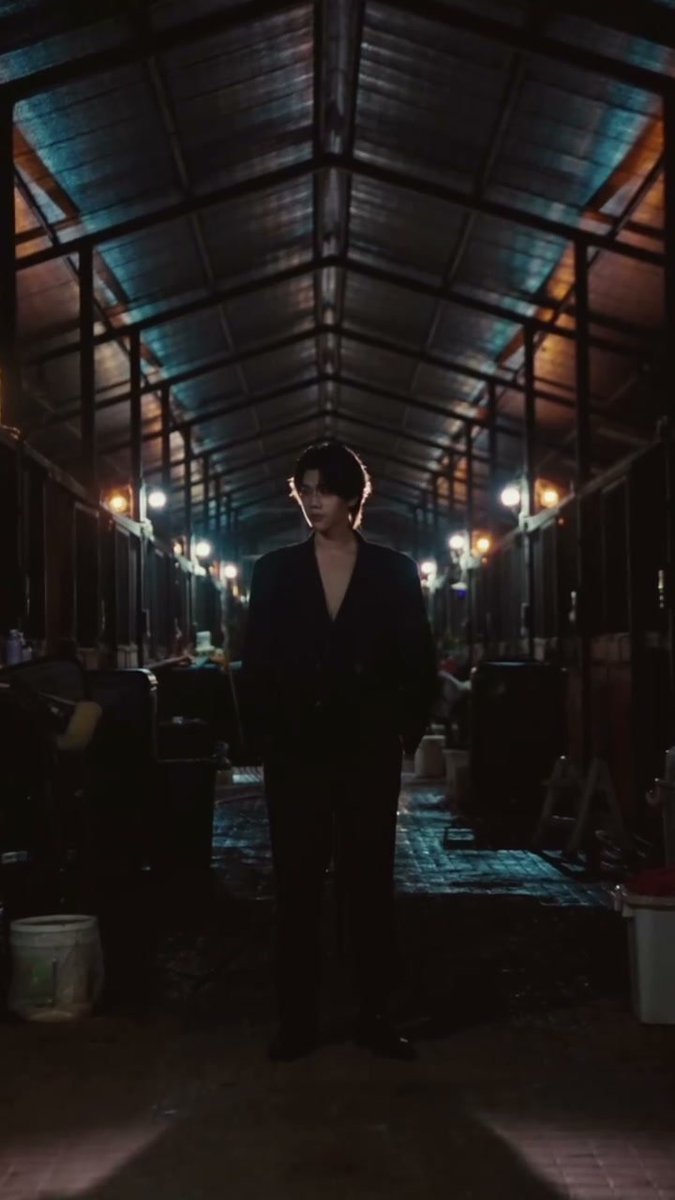 JoongDunk_S2's tweet photo. Dunk's striking masculinity meets Si Bloom's refined luxury, creating a sophisticated fragrance pairing with an effortlessly seductive presence.

Dunk Loves Si Bloom

#DunkXDuoSi
#dunknatachai https://t.co/aA5LQvUKdy