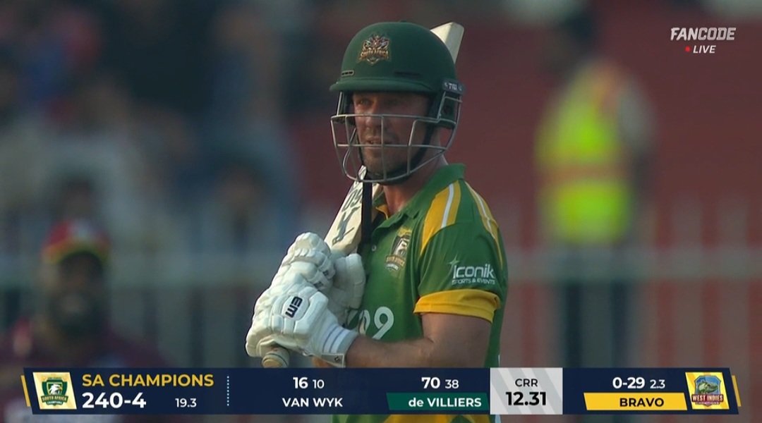 imkevin149's tweet photo. Faf du Plessis who plays cricket regularly scored 14 off 12 

In same match AB de Villiers scored 70 off 39 without playing cricket for more than 400 days 

There is a reason why Virat Kohli called him alien. https://t.co/97LgwGjBya
