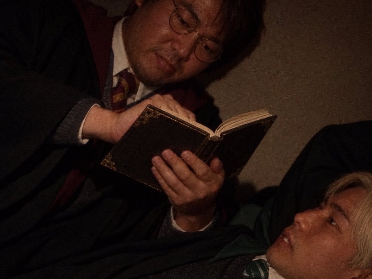 Luber_AI's tweet photo. リドルの日記を読んでいるポッター https://t.co/puObC0VY99