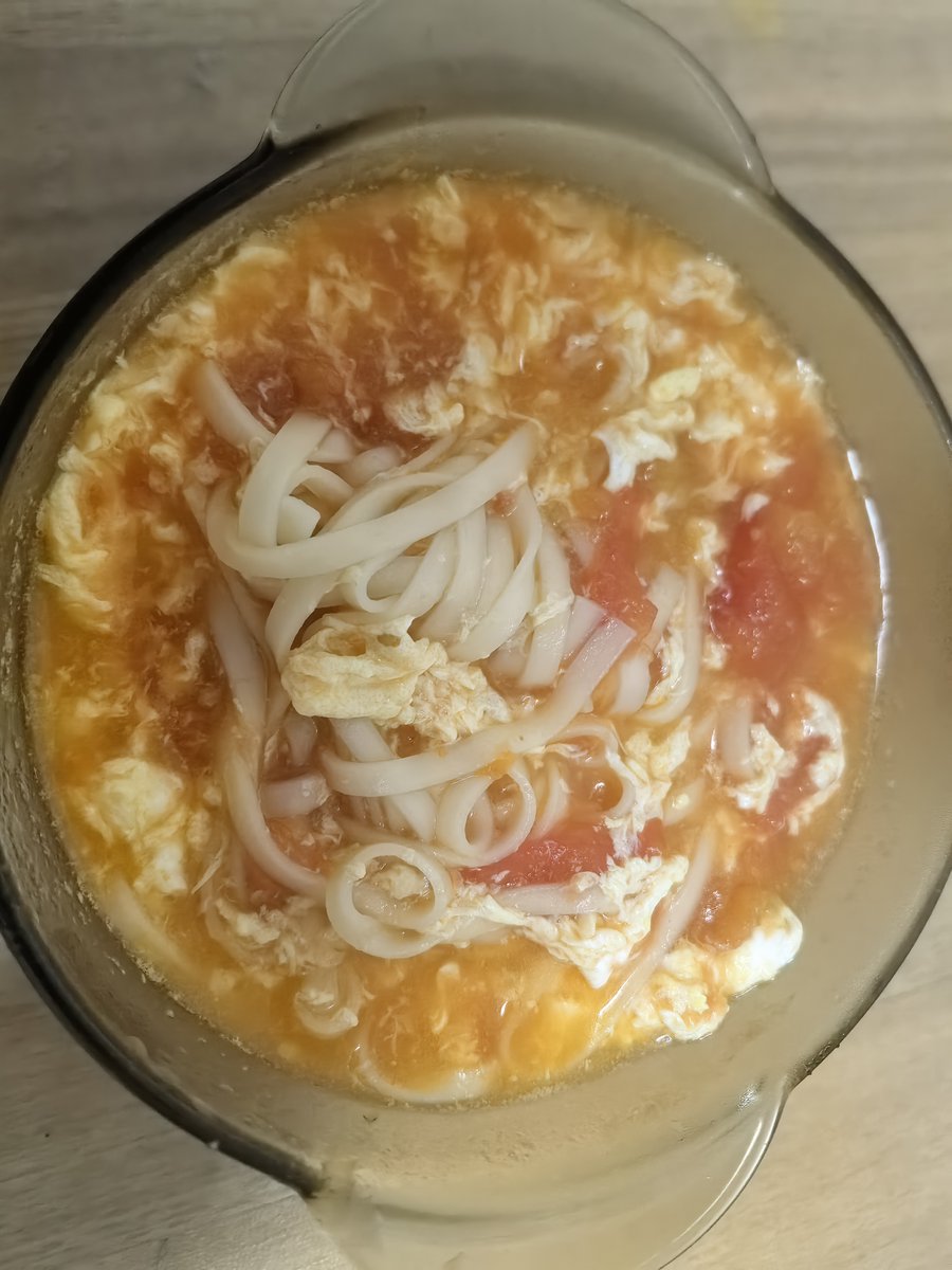 BlakelyFoxtfia's tweet photo. Hora de la noche, nuestro caldo de fideos humea suavemente – un pequeo rincón cálido para quienes buscan consuelo tras un día largo.， https://t.co/3m7H1zyvq3