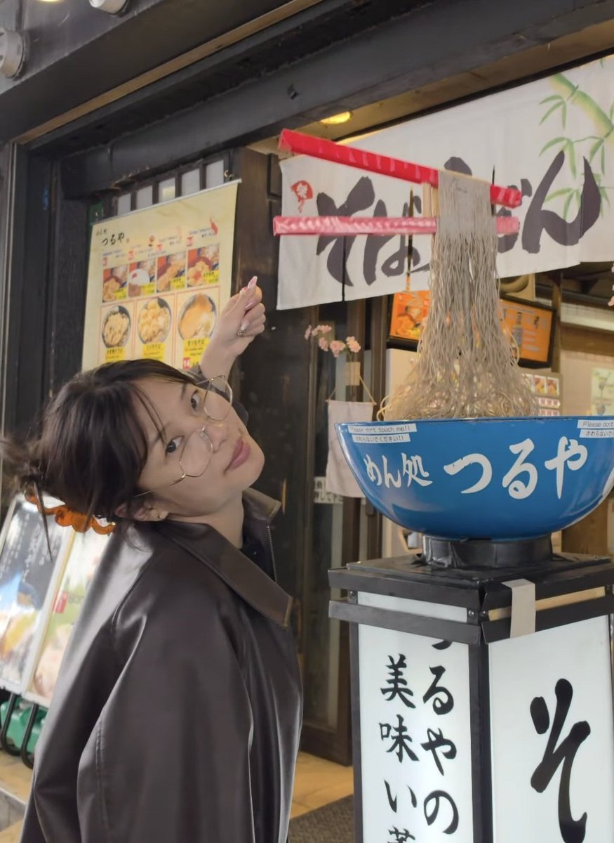 chriestty's tweet photo. I could eat this big ramen and still have a teeny weeny waist. https://t.co/E32kR3wLfQ