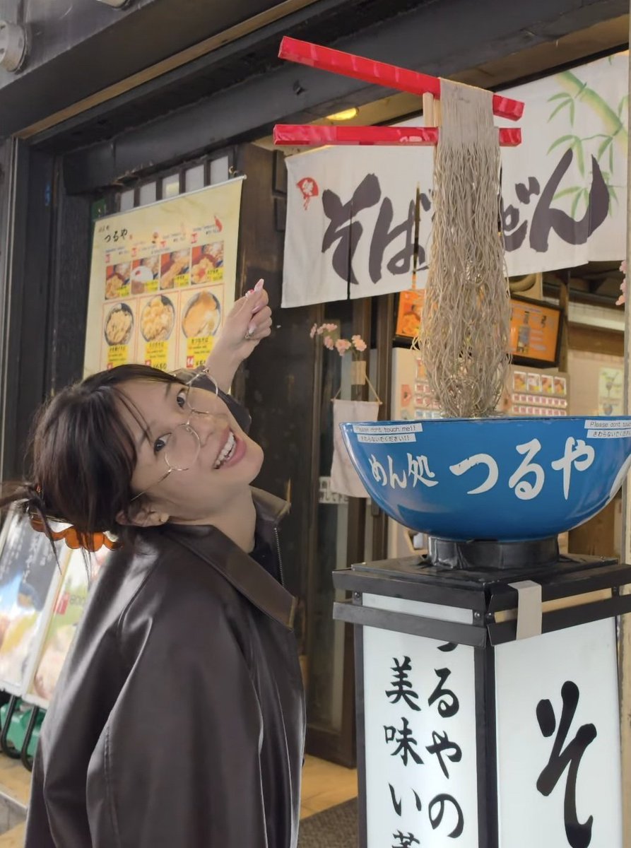 chriestty's tweet photo. I could eat this big ramen and still have a teeny weeny waist. https://t.co/E32kR3wLfQ