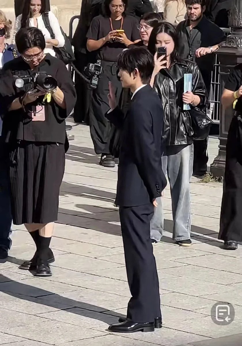 Anderson412_'s tweet photo. @berthe1502 많은 사람 속에서 너만 보인다.／
在众多人之中 我只能看见你

PARK SIWOO AT VALENTINO PFWSS27

#PARKSIWOOxVALENTINO
#VALENTINOPFWSS27
#PARKSIWOO https://t.co/bLfVz3SRld