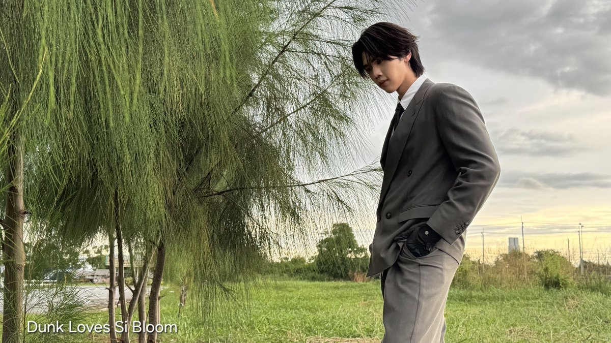 JoongDunk_S2's tweet photo. Si Bloom becomes even more alluring beside Dunk, whose confident presence adds strength, warmth, and sophisticated masculine charm.

Dunk Loves Si Bloom

#DunkXDuoSi
#dunknatachai https://t.co/F747Fagmaq