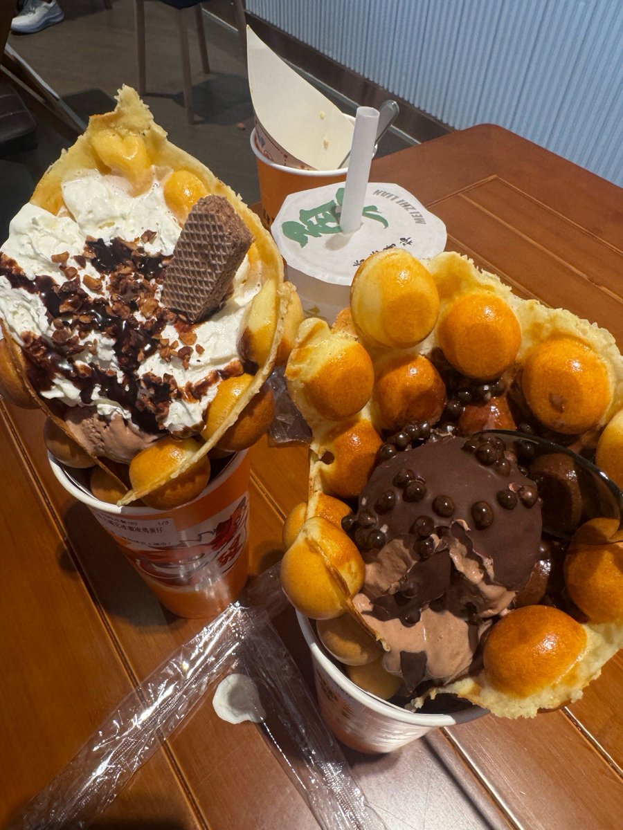 BlakelyWasvb's tweet photo. Churros crujientes con chocolate caliente, el antojo perfecto en la calle  Para cuando quieras un dulce rápido y delicioso! https://t.co/Bjh2ZNc1AO