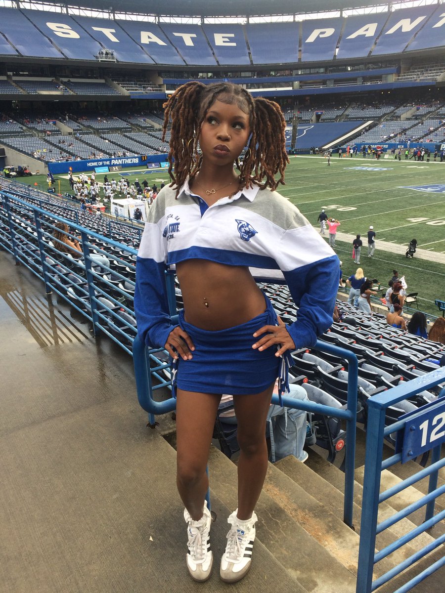 lils4v's tweet photo. happy hoco 💙🐆 https://t.co/IlCIbuuurT