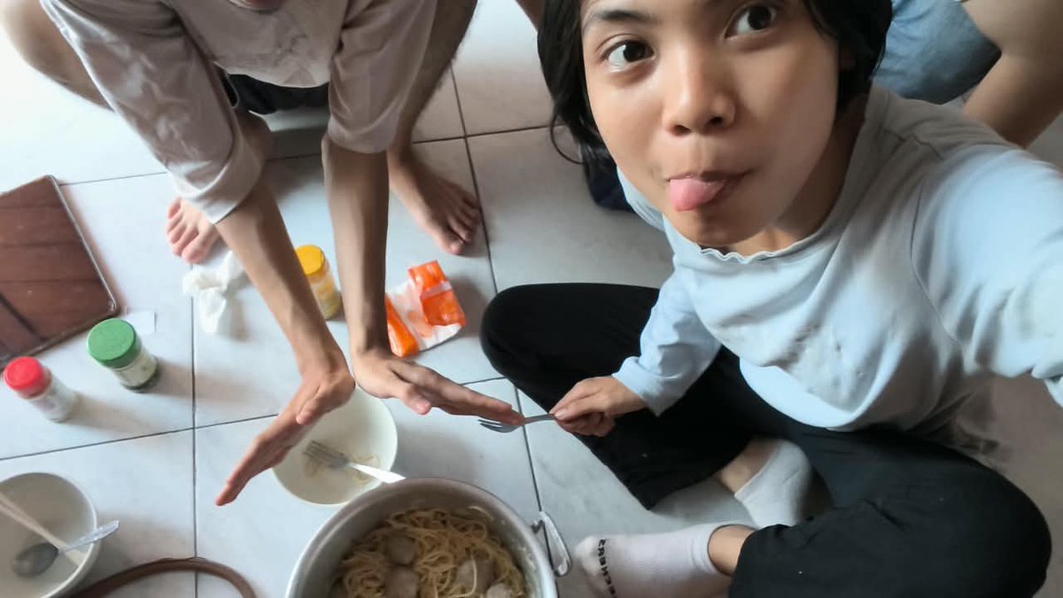 milenasukalaut's tweet photo. spaghetti and meatballs di kontrakan kacau kesukaanku :P https://t.co/lrAslJV2jq
