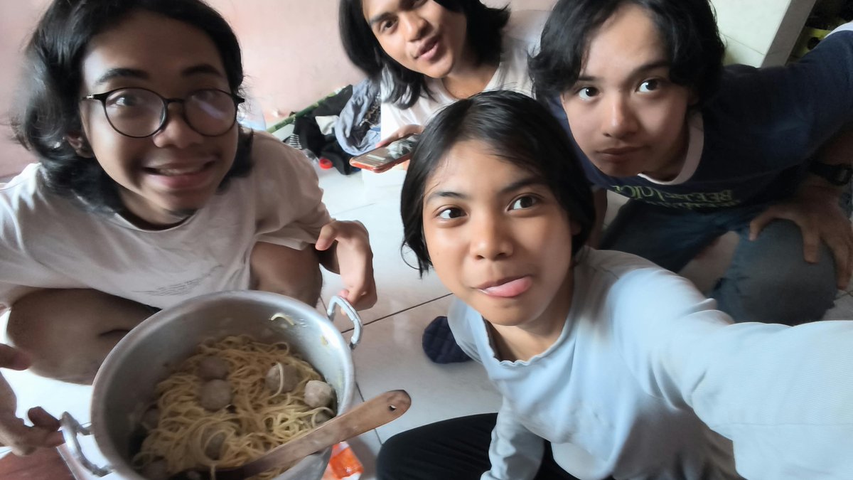 milenasukalaut's tweet photo. spaghetti and meatballs di kontrakan kacau kesukaanku :P https://t.co/lrAslJV2jq