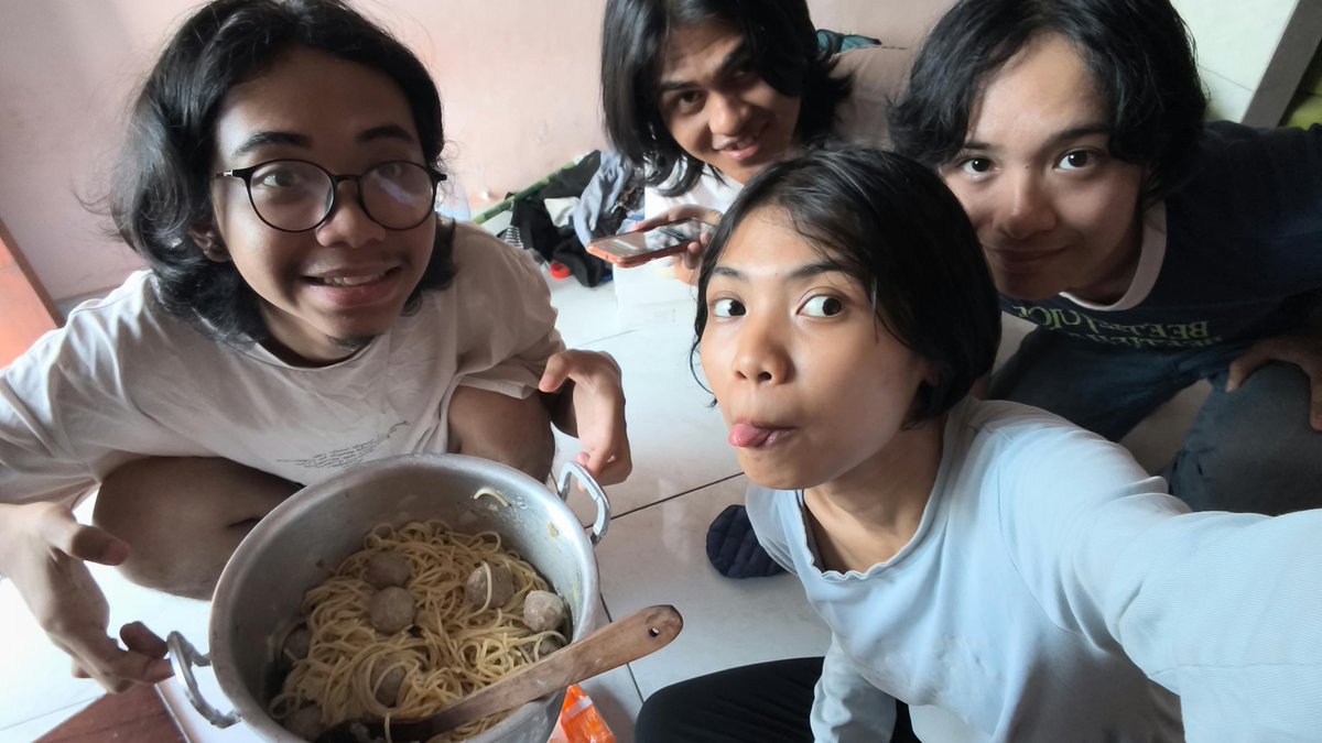 milenasukalaut's tweet photo. spaghetti and meatballs di kontrakan kacau kesukaanku :P https://t.co/lrAslJV2jq