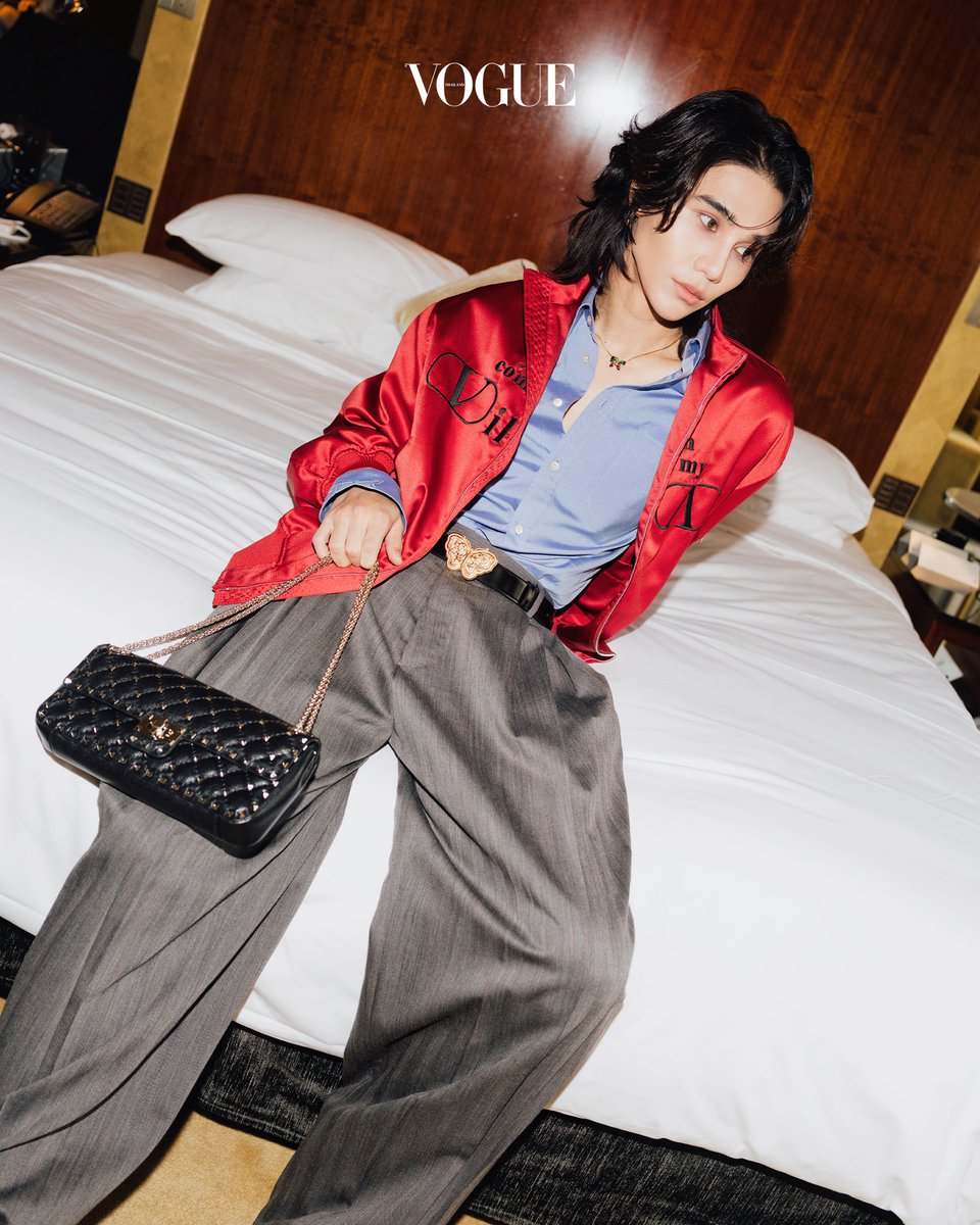 VogueThailand's tweet photo. #VogueExclusive เผยลุคชมโชว์ของ ‘เจฟ ซาเตอร์’ @jeffsatur อีกหนึ่งแบรนด์แอมบาสเดอร์คนสำคัญจากประเทศไทย ที่เตรียมพร้อมสำหรับการชมโชว์ Valentino @MaisonValentino คอลเล็กชั่นฤดูใบไม้ผลิ/ฤดูร้อน 2027 ผลงานการออกแบบภายใต้ชื่อ ‘Valentino Antibiblioteca’ โดย Alessandro Michele ครั้งนี้เจฟมาในลุคงานเทเลอริ่งที่จับคู่เสื้อเชิ้ตสีฟ้าเข้ากับกางเกงทรงหลวม เลเยอร์ด้วยแจ็กเก็ตสีแดงสด มาพร้อมแอ็กเซสเซอรี่อย่างเข็มขัดหนังสีดำหัวโครงสร้างผีเสื้อ กระเป๋าสายโซ่อย่าง Garavani Rockstud ปิดท้ายด้วยรองเท้าบู๊ตสีเข้ากัน เตรียมสำหรับโชว์ครั้งใหม่ที่จะเกิดขึ้นในค่ำคืนนี้ #ValentinoAntibiblioteca #ValentinoGaravani #ValentinoSS27xJeffSatur #JeffSatur

ภาพ: Daan Sachdev
