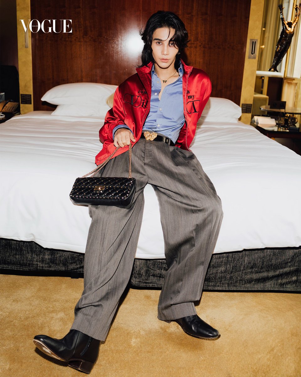 VogueThailand's tweet photo. #VogueExclusive เผยลุคชมโชว์ของ ‘เจฟ ซาเตอร์’ @jeffsatur อีกหนึ่งแบรนด์แอมบาสเดอร์คนสำคัญจากประเทศไทย ที่เตรียมพร้อมสำหรับการชมโชว์ Valentino @MaisonValentino คอลเล็กชั่นฤดูใบไม้ผลิ/ฤดูร้อน 2027 ผลงานการออกแบบภายใต้ชื่อ ‘Valentino Antibiblioteca’ โดย Alessandro Michele ครั้งนี้เจฟมาในลุคงานเทเลอริ่งที่จับคู่เสื้อเชิ้ตสีฟ้าเข้ากับกางเกงทรงหลวม เลเยอร์ด้วยแจ็กเก็ตสีแดงสด มาพร้อมแอ็กเซสเซอรี่อย่างเข็มขัดหนังสีดำหัวโครงสร้างผีเสื้อ กระเป๋าสายโซ่อย่าง Garavani Rockstud ปิดท้ายด้วยรองเท้าบู๊ตสีเข้ากัน เตรียมสำหรับโชว์ครั้งใหม่ที่จะเกิดขึ้นในค่ำคืนนี้ #ValentinoAntibiblioteca #ValentinoGaravani #ValentinoSS27xJeffSatur #JeffSatur

ภาพ: Daan Sachdev