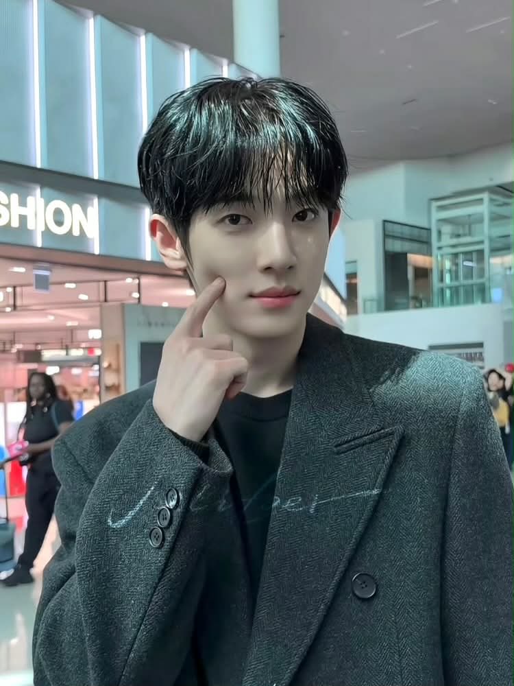 Doremonbb's tweet photo. Look no further, the ultimate visual is right here!

PARK SIWOO AT VALENTINO PFWSS27 

#PARKSIWOO
#PARKSIWOOXVALENTINO
#VALENTINOPFWSS27 https://t.co/5o51O211Nm