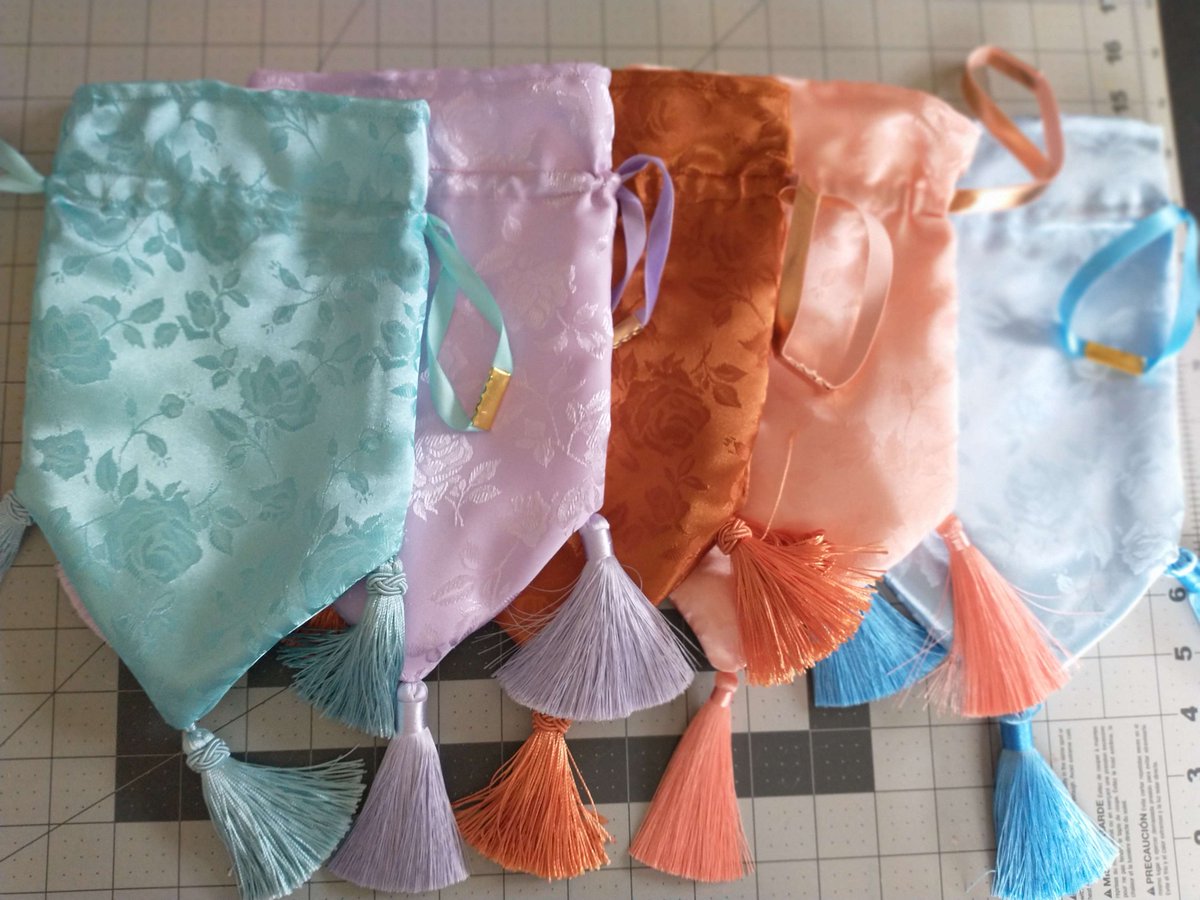 susanaauthor's tweet photo. New #Regency reticules RegencyStylebySusana. $1 donated to food pantry. #Bridgerton #JaneAusten #drawstring purse #ball #Etsyseller https://t.co/N08mt60NZh https://t.co/MlSFMLFjtn