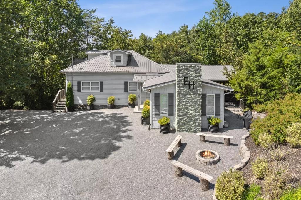 rentbyhost's tweet photo. π‘ Pigeon Forge, Tennessee House Rental by Owner! π
β
No Booking Fees
π₯ Private Hot Tub
ποΈ 8 Bedrooms
π Pigeon Forge, Tennessee
π Book House #183937: https://t.co/paiC5HnTsl
#PigeonForge #PigeonForgeTN #PigeonForgeCabin #SmokyMountains #NoBookingFees #RentByHost https://t.co/g9N9sCUdzi