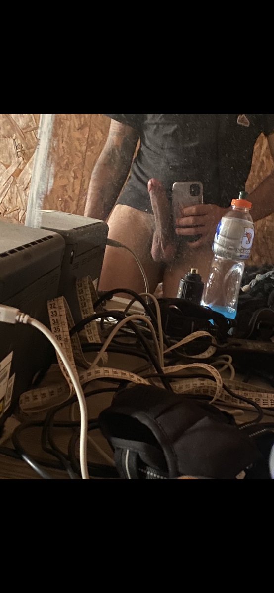 uncalienteee's tweet photo. Esto pasa temprano en la mañana despierto con el piko todo duro con ganas de mear 🫪🔥 https://t.co/BRhUHQAlGZ