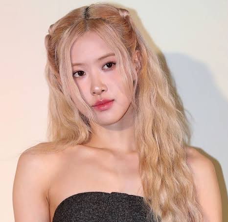 chartradar_'s tweet photo. Jungkook’s Seven and Rosé’s APT are the only songs by Kpop soloists to spend over 200 days on the Apple Music Global Chart. 

Seven by Jungkook is the only song by Kpop male solo artist, while APT. by Rosé is the only song by Kpop female solo artist to spend 200+ on the chart.

No other song by Kpop solo artist that has spend 100 days on the chart.