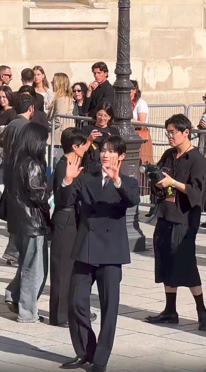 loveupswioo's tweet photo. 화려한 모습 뒤에도 묵묵히 노력하는 너의 모습을 잊지 않을 거예요. 행복만 가득한 날들이 너에게 찾아오길 진심으로 기도해💜

PARK SIWOO AT VALENTINO PFWSS27

#PARKSIWOOxVALENTINO
#VALENTINOPFWSS27
#PARKSIWOO https://t.co/gENl9uogGC