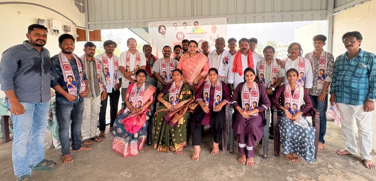 SURENDRAPILLEL1's tweet photo. విజయనగరం APSRTC ఎంప్లాయిస్ యూనియన్ రాష్ట్ర ఉపాధ్యక్షులు గారి చొరవతో 25 కుటుంబాలు జనసేన ప్రధాన కార్యదర్శి పాలవలస యశస్వి గారి సమక్షంలో జనసేన పార్టీలో చేరారు❤️🙏

@JanaSenaParty
@PawanKalyan https://t.co/fvAjzaYvJE