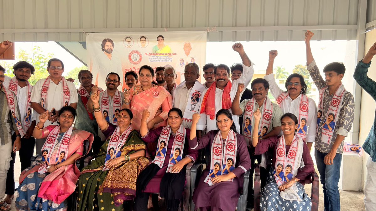 SURENDRAPILLEL1's tweet photo. విజయనగరం APSRTC ఎంప్లాయిస్ యూనియన్ రాష్ట్ర ఉపాధ్యక్షులు గారి చొరవతో 25 కుటుంబాలు జనసేన ప్రధాన కార్యదర్శి పాలవలస యశస్వి గారి సమక్షంలో జనసేన పార్టీలో చేరారు❤️🙏

@JanaSenaParty
@PawanKalyan https://t.co/fvAjzaYvJE