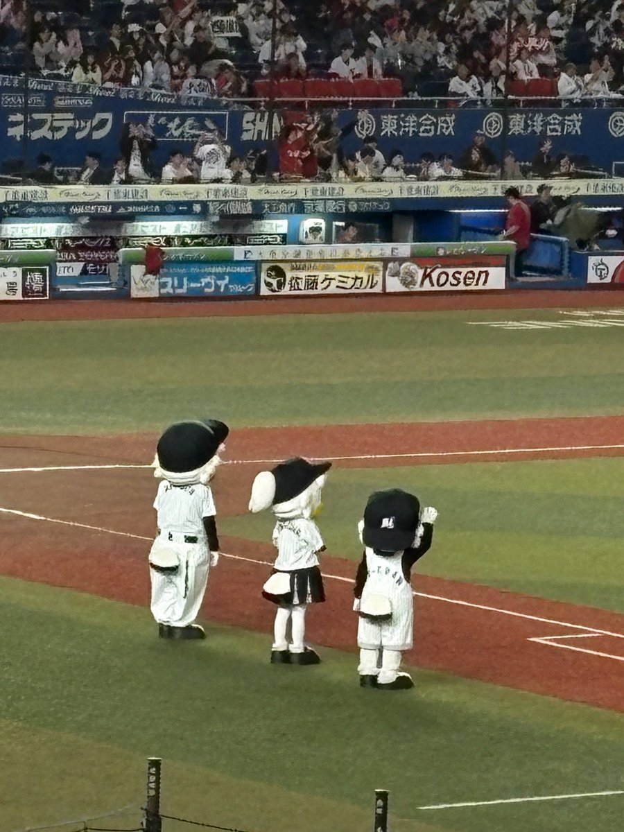kuroki_mei's tweet photo. ジェッツからのマリーンズへはしご。笑

まりほーーーーーーー！！！！！

小島投手今季ラスト登板、勝ち星で締めくくり🌟

山口選手、あと３本で40HR
打ってくれるでしょう…期待大すぎる

#chibalotte https://t.co/x2emz9xsS9