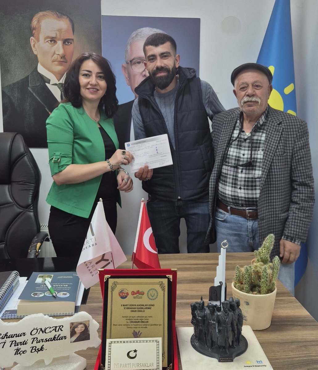 CihanurOncar's tweet photo. Dursun amcamız ilk üye olduğunda, “Kaç torunun var?” diye sormuştuk. 😊
“Bu kadar torun varsa,hepsini ilçemize davet ederiz.” diye takılmıştık. Sağ olsun, lafını yerde bırakmadı;torunlarını birer birer İYİ Parti ailemize kazandırıyor. 

Dursun amca, sıradaki torunu bekliyoruz! 😊 https://t.co/rpuHdkePcz