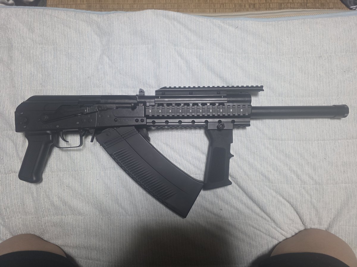 starving_hungry's tweet photo. ハンドガード交換して、グリップつけられるようにしてブルパップポジションで構えられるようにしてみた
リロードでこんなにマガジンを前方に傾ける必要があるから、相当グリップ形状と位置が問題になるな……
あと凄まじく後方に重心が片寄りすぎてる……()
これきっついな…… https://t.co/F1Ds7ibqle