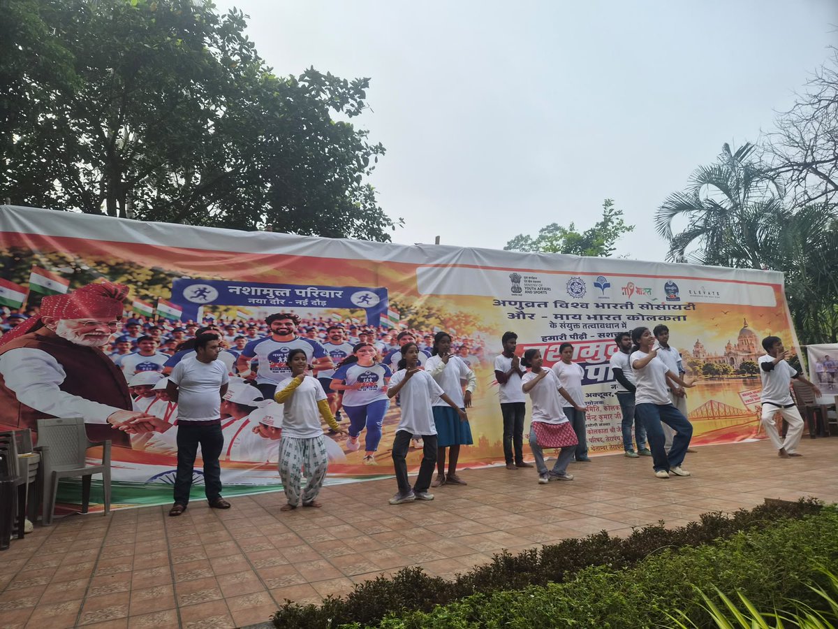 MYBharatHQ's tweet photo. Walking Together. Pledging Together. 🇮🇳

The #NashaMuktYuva Walk in West Bengal brought young people together in a spirited show of unity and determination for a healthier, stronger &amp; Nasha Mukt Bharat.

Youth power. Collective resolve. One shared vision.

 #MYBharat https://t.co/xfsrwgozFw