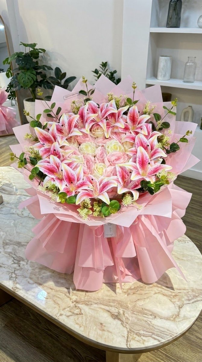 heart_jpg's tweet photo. Where lilies meet roses, magic happens https://t.co/v0PM0nHXWR