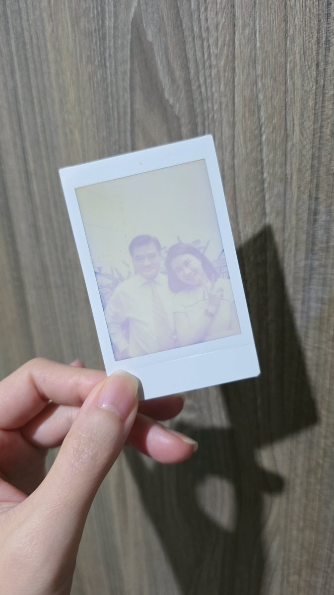 SIQHEART's tweet photo. นี่ขนาดไม่ได้ใส่ซองซีลสูญญากาศ ไม่โดนความร้อน แค่ใส่ในช่องใสใส่รูปของกระเป๋าตังค์ จางหมดเลยยย 😢 https://t.co/0kXBHIpFXq