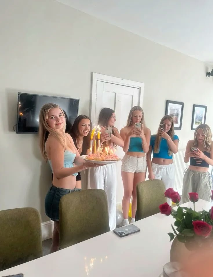Karolinap774's tweet photo. Thanks so much to everyone who appreciated me for my birthday💕
I love 💓 you all 💖 https://t.co/eSbEEU0JYI