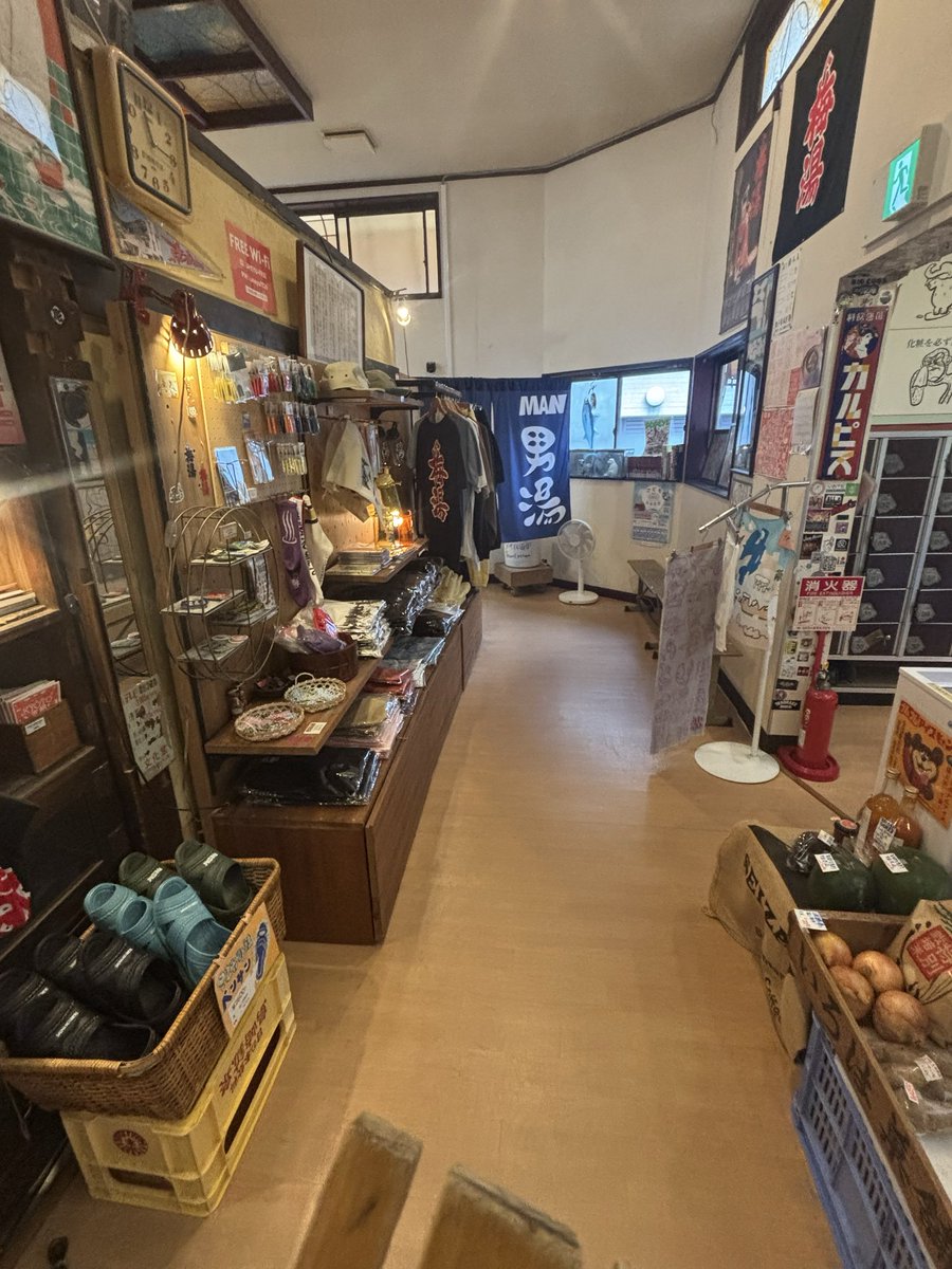 chick_8862's tweet photo. 来ました、京都・五条「サウナの梅湯」♨️
ずっと入りたかった一湯を目指して🧘

静岡出身の方が受け継ぎ、
今も新しい歴史を“沸かし”続けている銭湯。

年季の入った浴場に黄色いケロリン桶。
“昔ながら”が、今日もちゃんと日常にある。

サ室はずっと入っていられる優しい熱。
長くゆっくり蒸される感覚は、どこか独特だ。

水風呂も至ってシンプル。
ととのい椅子も派手な仕掛けもない。
それでも十分気持ちいい。
銭湯って、たぶんこれでいい。

湯気の向こう、浴室の壁には「梅湯新聞」。
湯船に浸かりながら、つい読み込んでしまう。
身体はお湯で、心は言葉で温まる。

そしてサウナ込み550円。料金まで優しい💰

古い歴史に浸かって、新しい歴史に触れる。
梅湯では、時間までいい湯加減でした♨️

ありがとうございました。
観光してこれから神戸に向かいます🚃

#サ活
#サウナの梅湯 
#京都銭湯 
#京都サウナ