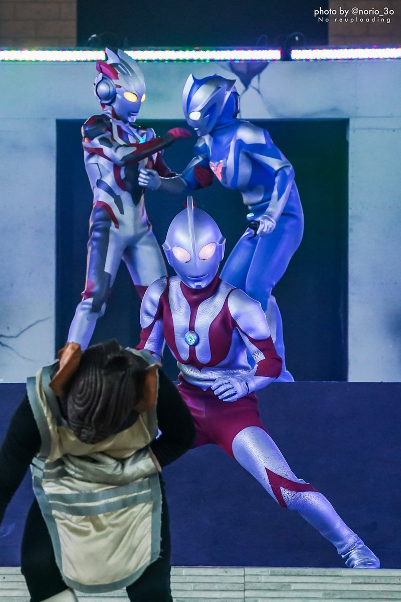 norio_3o's tweet photo. 侵略用スパークドールズにガブと名付け、心を通わせたテオ
闇に呑まれたガブを助けるために戦うテオを、優しく鼓舞するエックス
二人を一歩引いて見守り、背中を押すマンさん
命に対する眼差しが似ている3ヒーローの慈愛に包まれる、あたたかいショーだった

#ウルトラマンテオ 
#グリーンランド https://t.co/9OVXKlMbtp