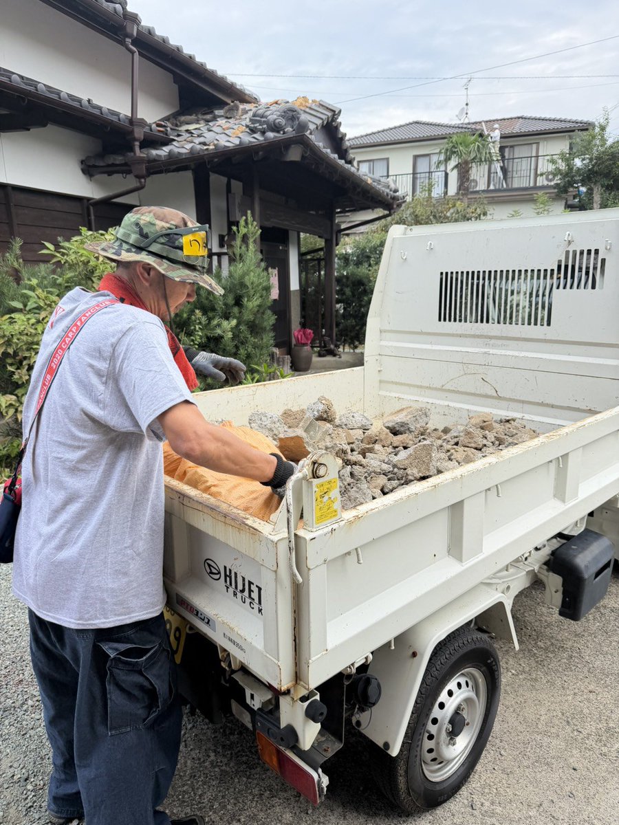 jishuren_kuma's tweet photo. 【#令和8年熊本地震】
昨日に引き続き、まずは、積み込んでいた家財を集積所へとトラック隊が出発。継続のお宅が午後に引っ越しということで、全ての家財やブロックなどを軽トラへ詰め込み、集積所へ搬出します。
#宇城市松橋
#幡再
#STH
#九州自主練 https://t.co/WVjKYxYCiJ