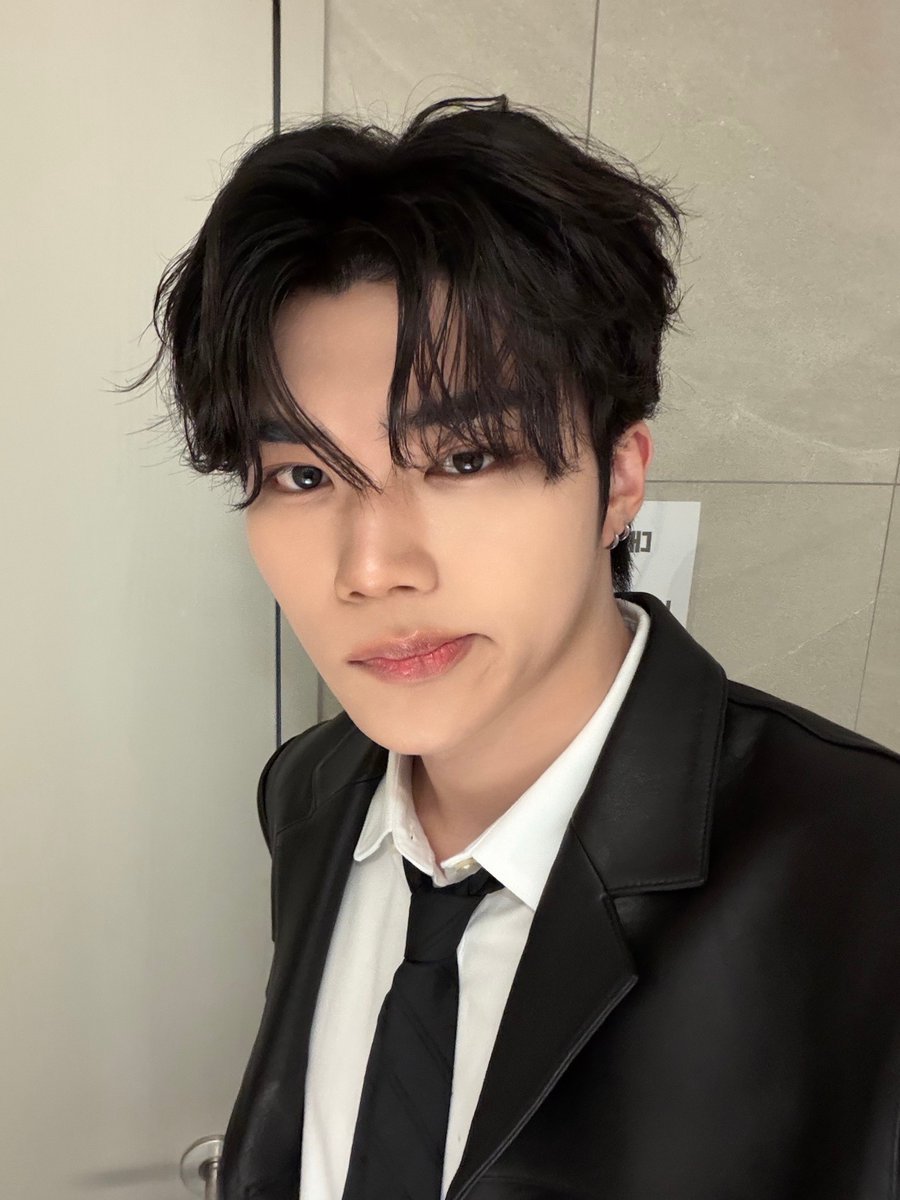 pgwchats's tweet photo. 261004 🧸📷💬 [9:49pm kst]

- jjan
- it's quite fun performing under the rain~ https://t.co/b2cdlPT1wd