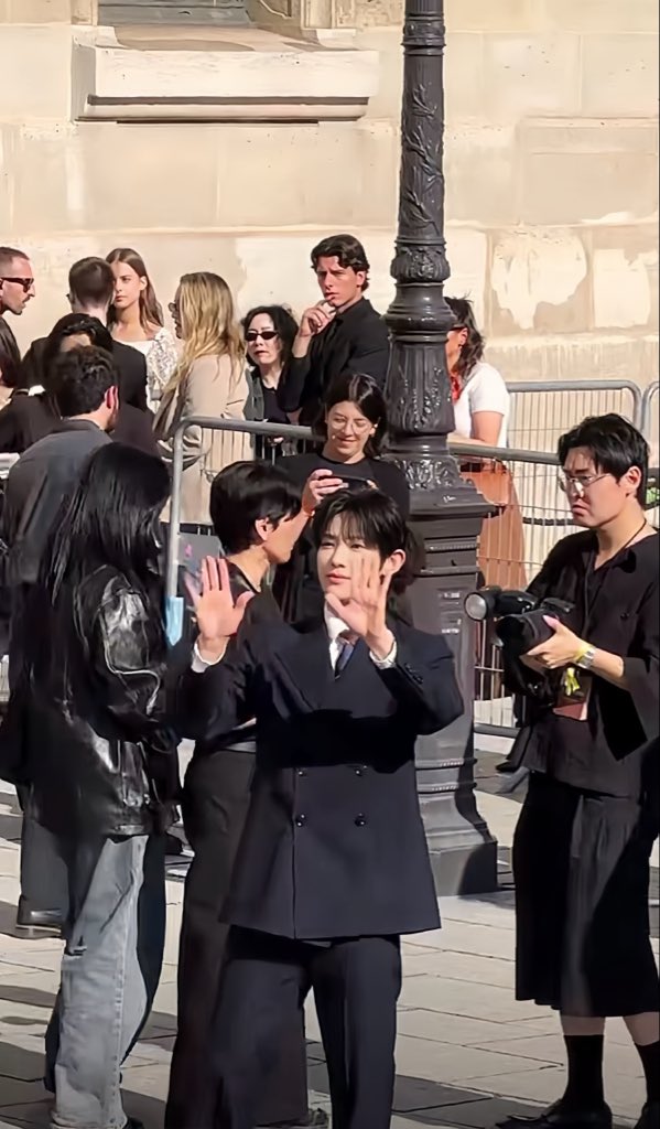 Daphnepdo's tweet photo. omg.. Pretty boy！Words can't describe how handsome he is.

PARK SIWOO AT VALENTINO PFWSS27

#PARKSIWOOxVALENTINO
#VALENTINOPFWSS27
#PARKSIWOO https://t.co/FI6t3UhhKA