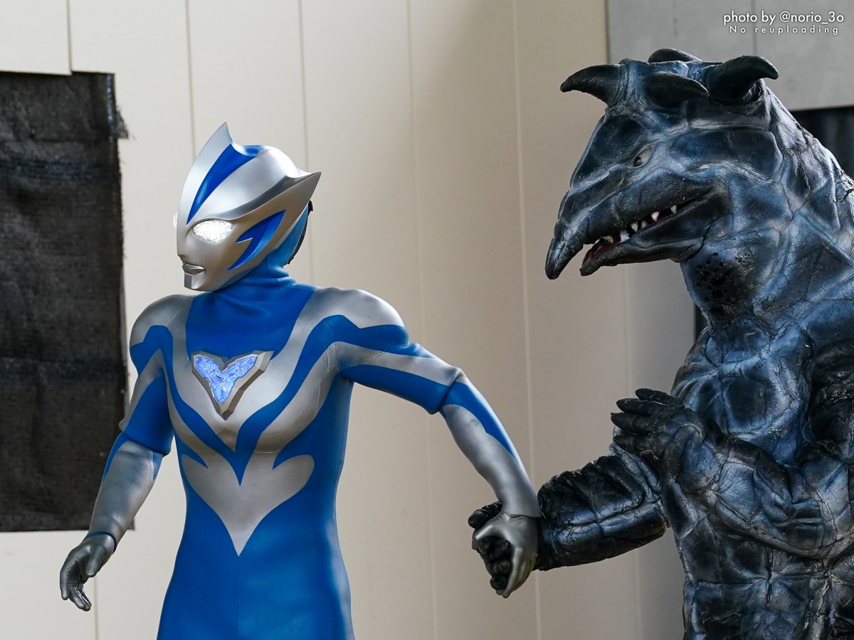 norio_3o's tweet photo. 侵略用スパークドールズにガブと名付け、心を通わせたテオ
闇に呑まれたガブを助けるために戦うテオを、優しく鼓舞するエックス
二人を一歩引いて見守り、背中を押すマンさん
命に対する眼差しが似ている3ヒーローの慈愛に包まれる、あたたかいショーだった

#ウルトラマンテオ 
#グリーンランド https://t.co/9OVXKlMbtp
