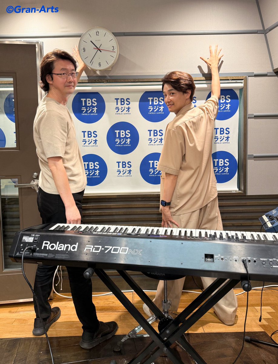 Gran_Arts's tweet photo. 【#井上芳雄 #大貫祐一郎】
#井上芳雄byMYSELF📻
今日は井上、#上白石萌音 さん主催のフェス『Mone Kamishiraishi 10th Live《bouquet》for ALL』に出演させていただきました💐💕
先日は萌音ちゃんMCのTV番組にも出演したので、今夜は萌音ちゃんの話ばかりしてしまいました☺️萌音ちゃん大好き❣️

スマートウォッチに助けられたり、収録中に喋られたり、翻弄される井上🤣笑

生歌は『Oh,What a night (「ジャージー・ボーイズ」)』でした🎙️