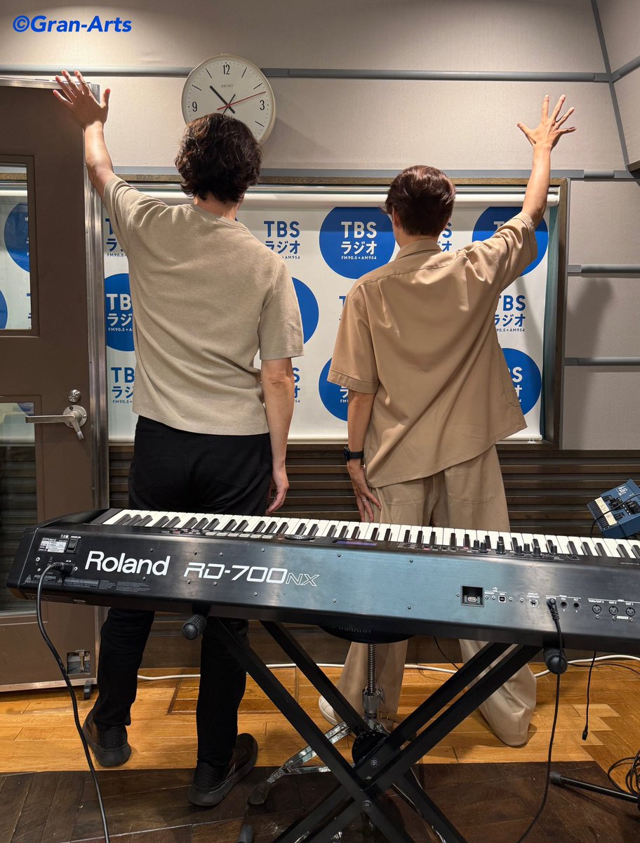 Gran_Arts's tweet photo. 【#井上芳雄 #大貫祐一郎】
#井上芳雄byMYSELF📻
今日は井上、#上白石萌音 さん主催のフェス『Mone Kamishiraishi 10th Live《bouquet》for ALL』に出演させていただきました💐💕
先日は萌音ちゃんMCのTV番組にも出演したので、今夜は萌音ちゃんの話ばかりしてしまいました☺️萌音ちゃん大好き❣️

スマートウォッチに助けられたり、収録中に喋られたり、翻弄される井上🤣笑

生歌は『Oh,What a night (「ジャージー・ボーイズ」)』でした🎙️