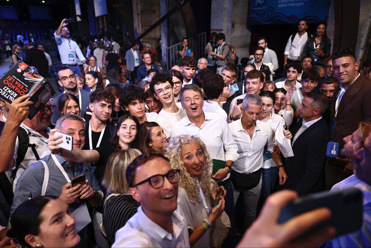matteorenzi's tweet photo. Chi ha seguito questi tre giorni alla Leopolda ha capito perché la Politica è terribilmente bella e difficile. Grazie per queste emozioni. Solo chi non le vive non può cogliere fino in fondo il valore di questa esperienza meravigliosa ❤️ https://t.co/CNi2uDbn2W